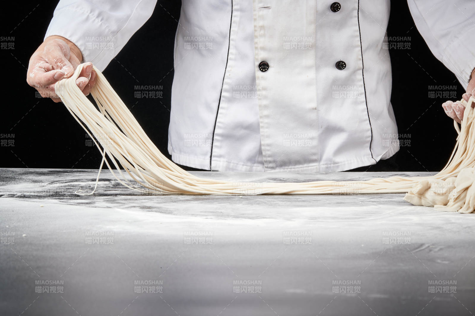 技艺精湛的拉面师在展示拉面制作图片