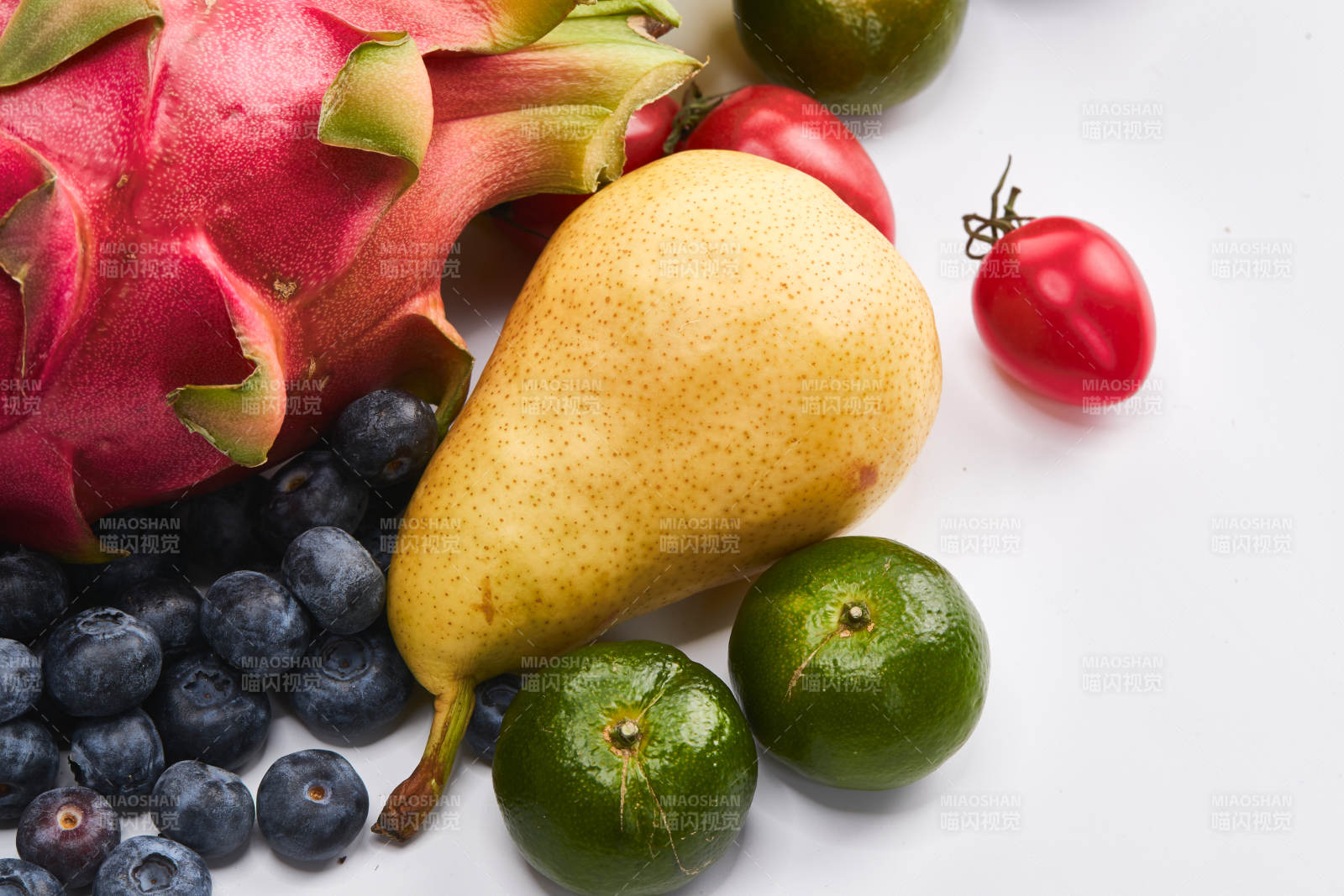 白色背景上摆放的生鲜混合水果图片