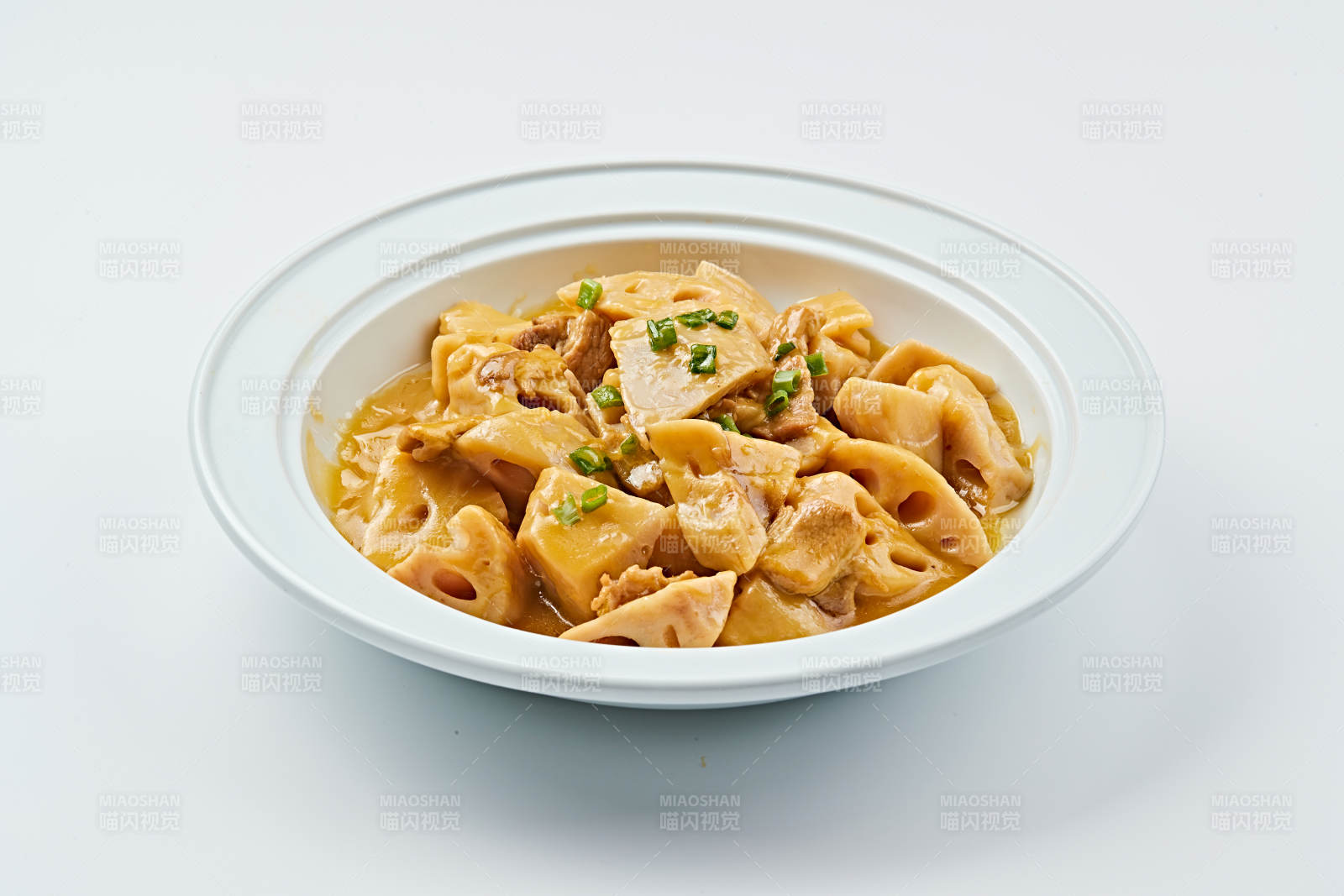 白色瓷盘装的农家五花肉炖鲜藕图片