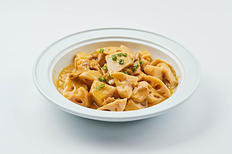 白色瓷盘装的农家五花肉炖鲜藕图片