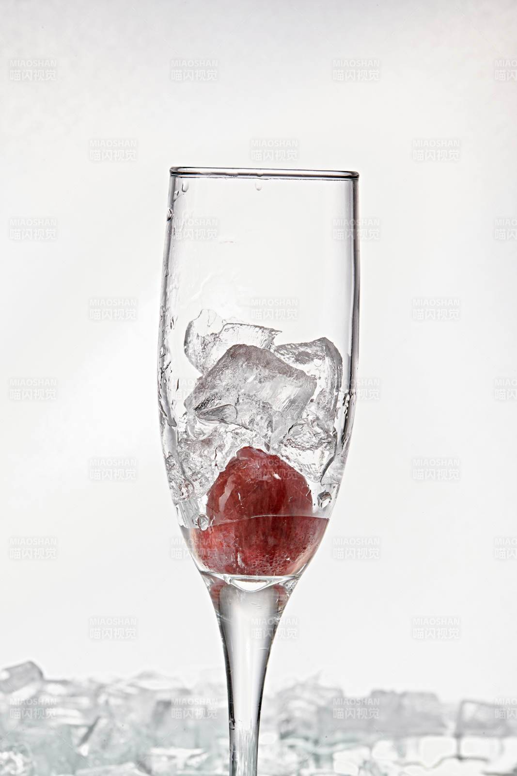 布满冰块的酒杯中的清凉桃子味预调酒图片