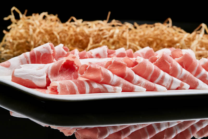 黑色背景上的火锅食材草原羔羊肉图片