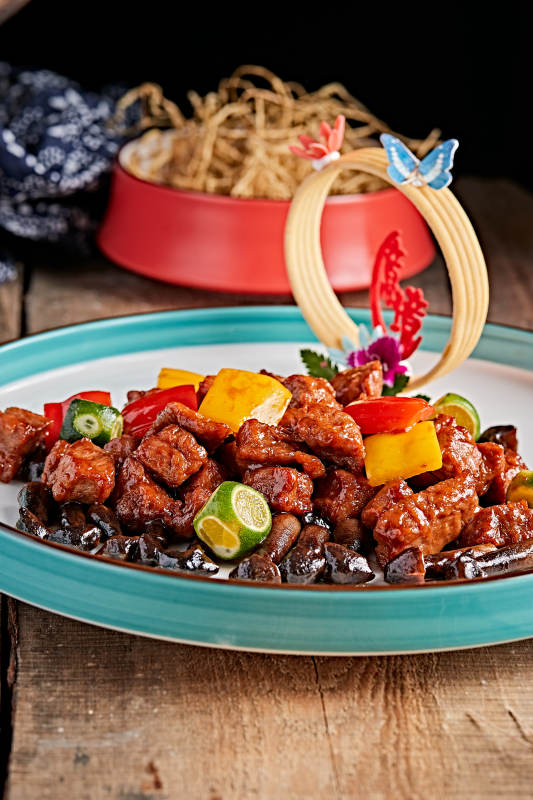 精美瓷餐具装的鸡枞菌彩椒牛仔粒图片