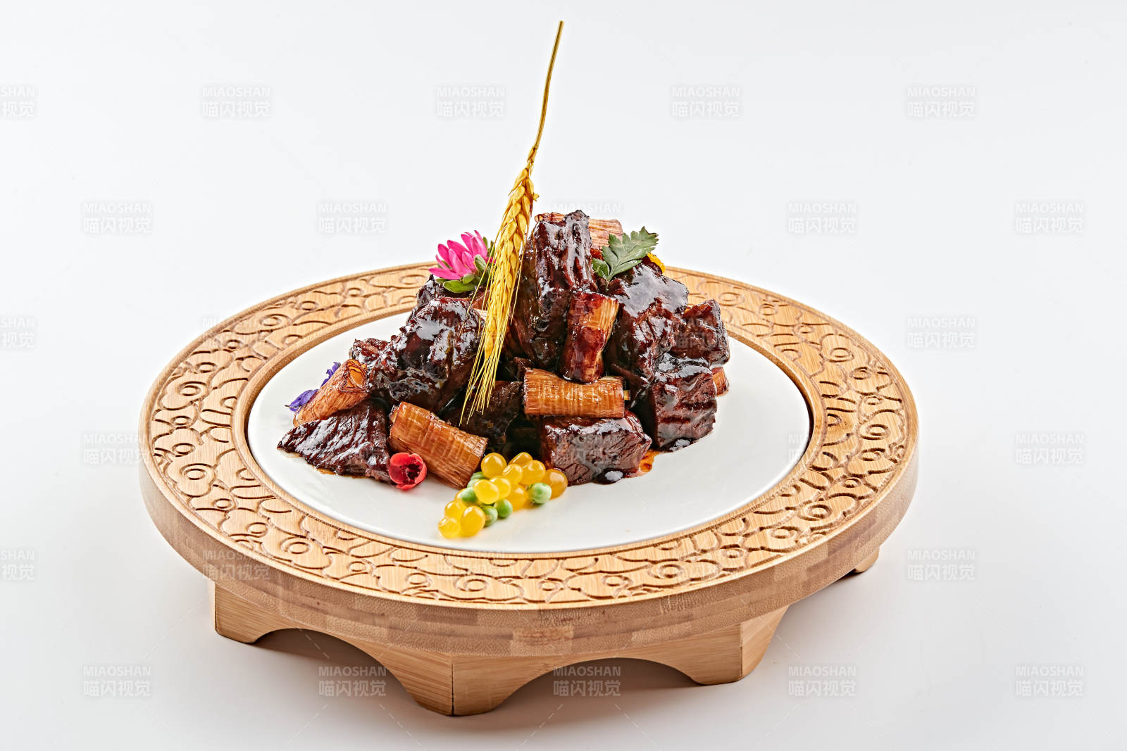 精美餐具装的酱香葱烧牛腱子图片