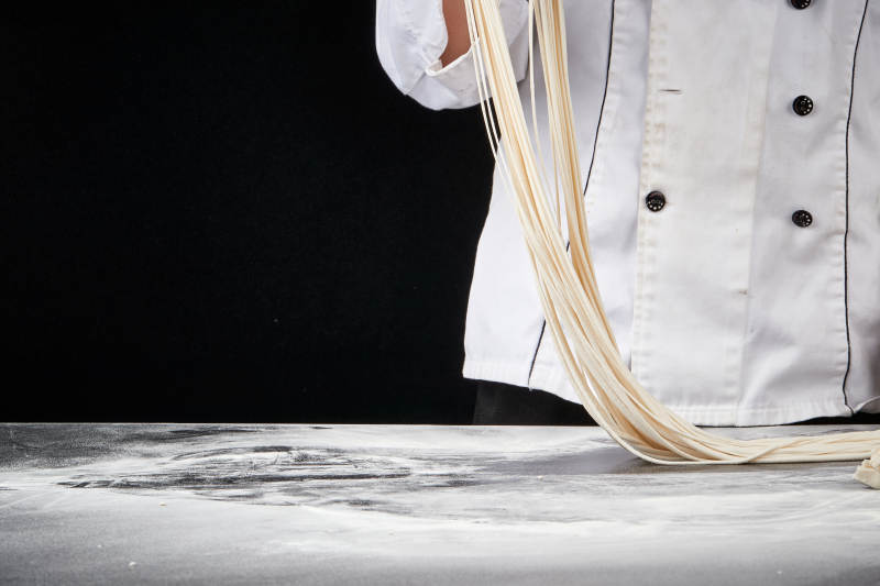 技艺精湛的拉面师在展示拉面制作图片