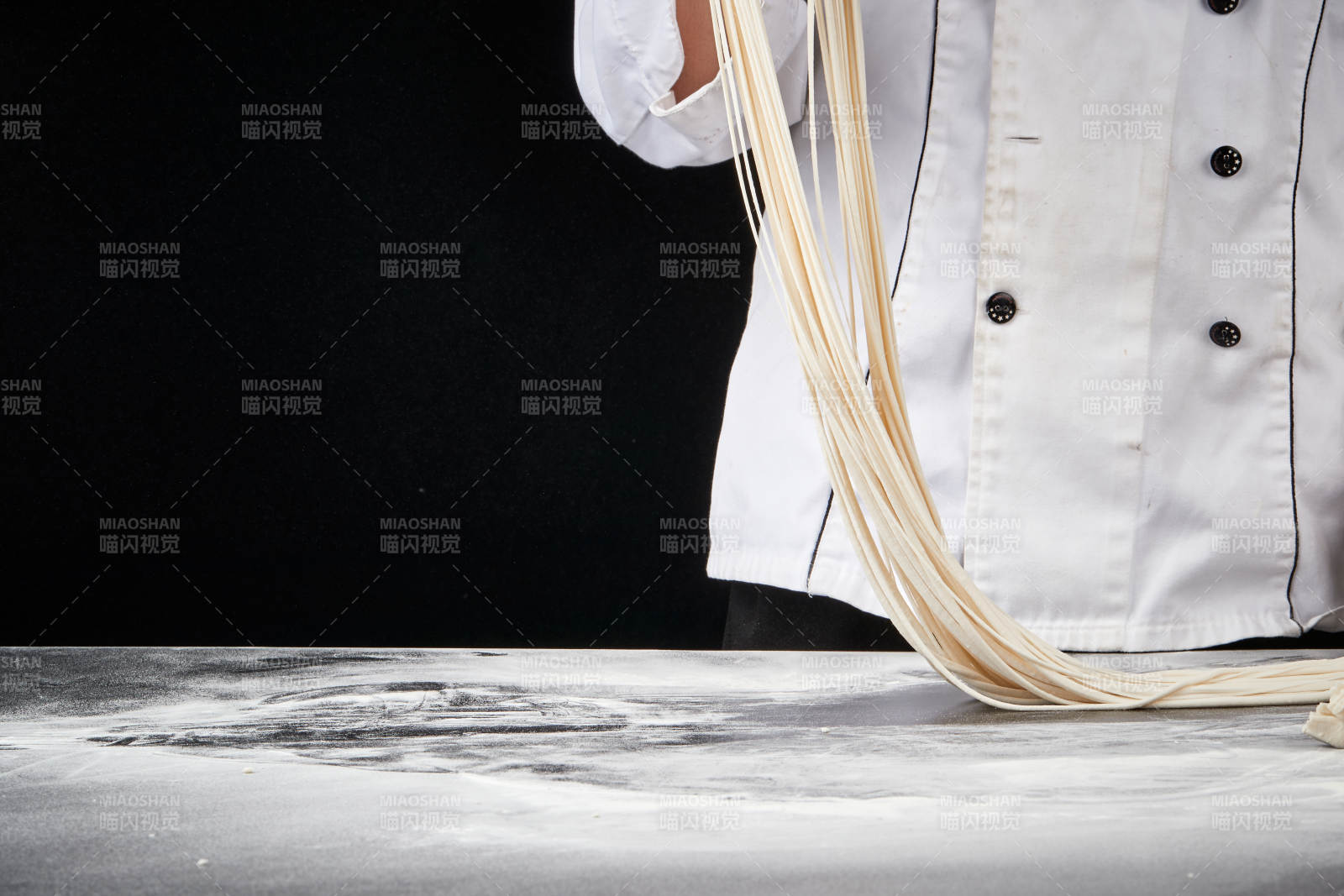 技艺精湛的拉面师在展示拉面制作图片