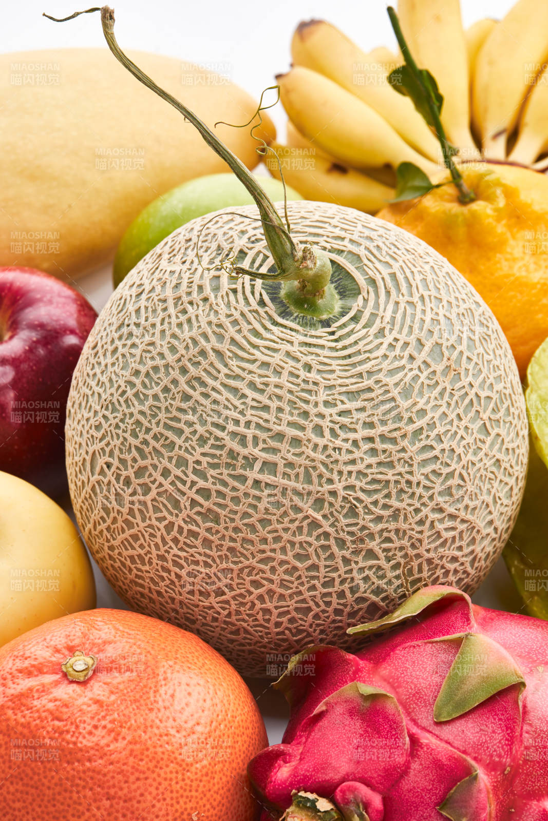 白色背景上摆放的生鲜混合水果图片