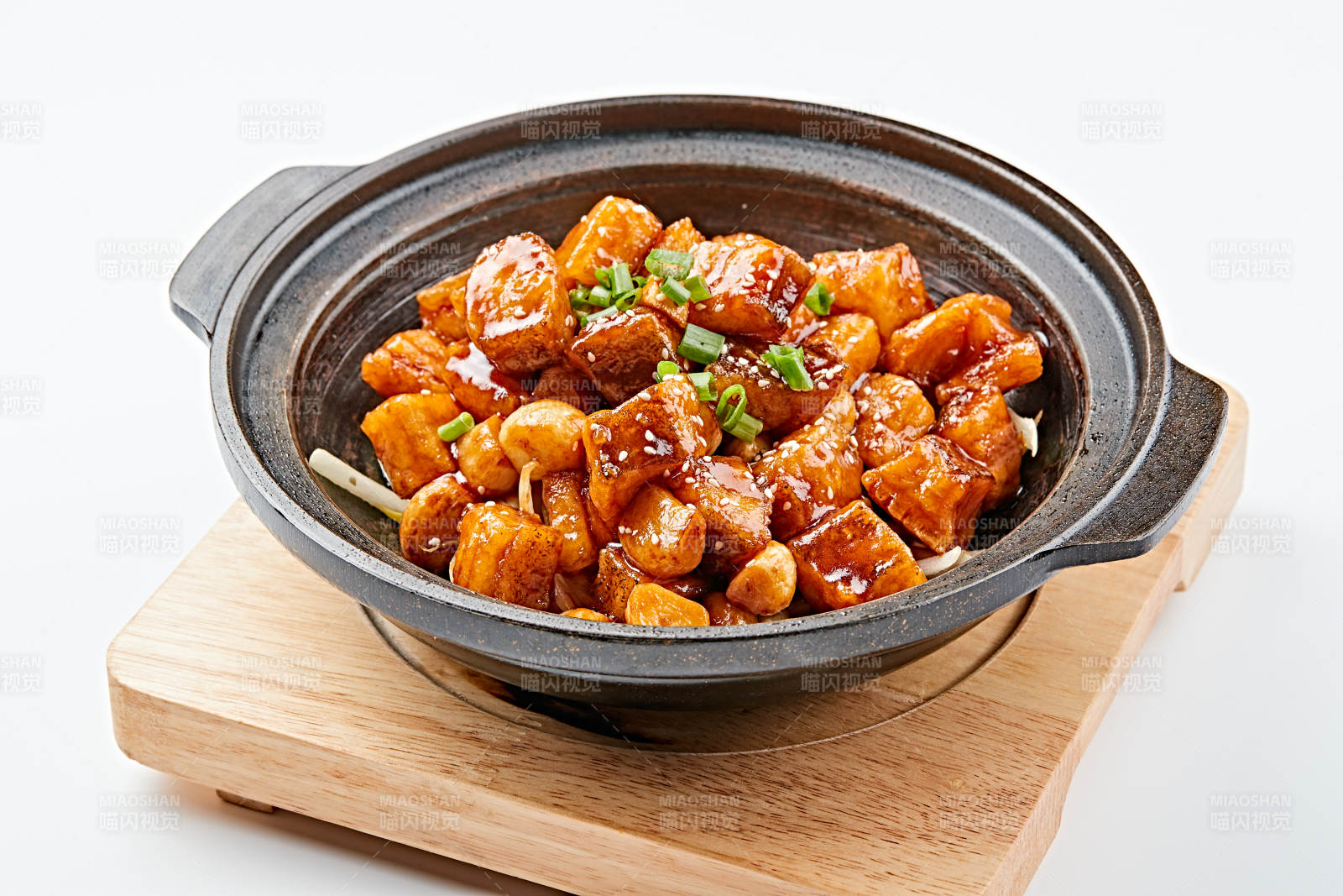 精美餐具装的砂锅煲仔蒜香鳕鱼粒图片