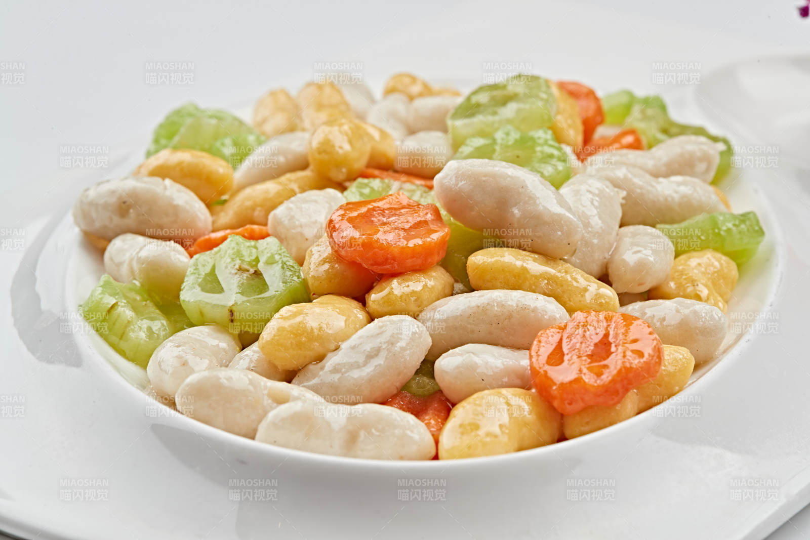 白色瓷盘装的糟溜三色鱼滑图片