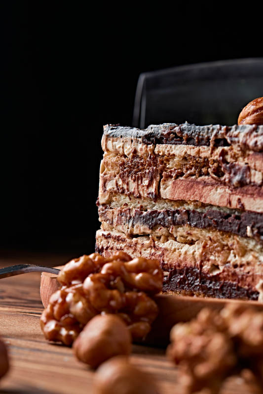 比利黑巧克力鲜奶慕斯杏仁蛋糕图片