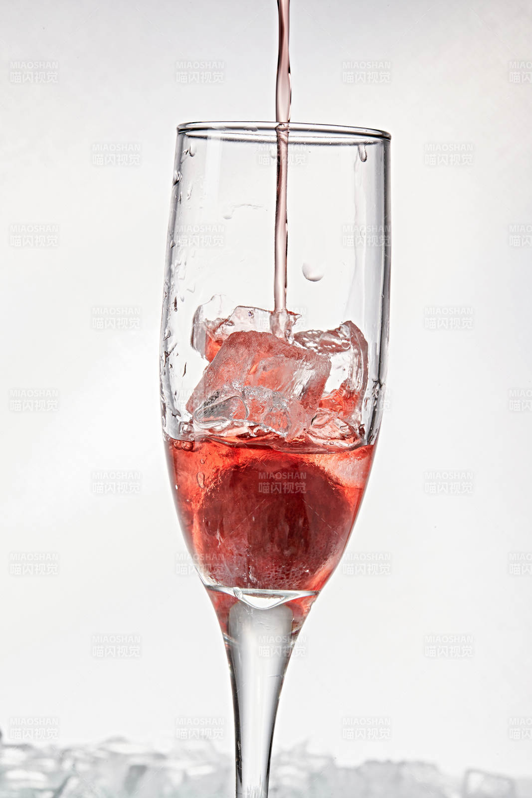 布满冰块的酒杯中的清凉桃子味预调酒图片