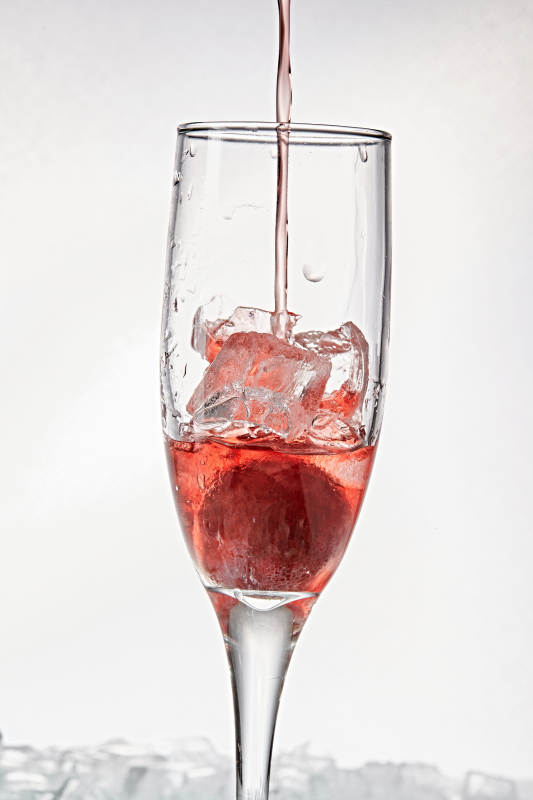 布满冰块的酒杯中的清凉桃子味预调酒图片