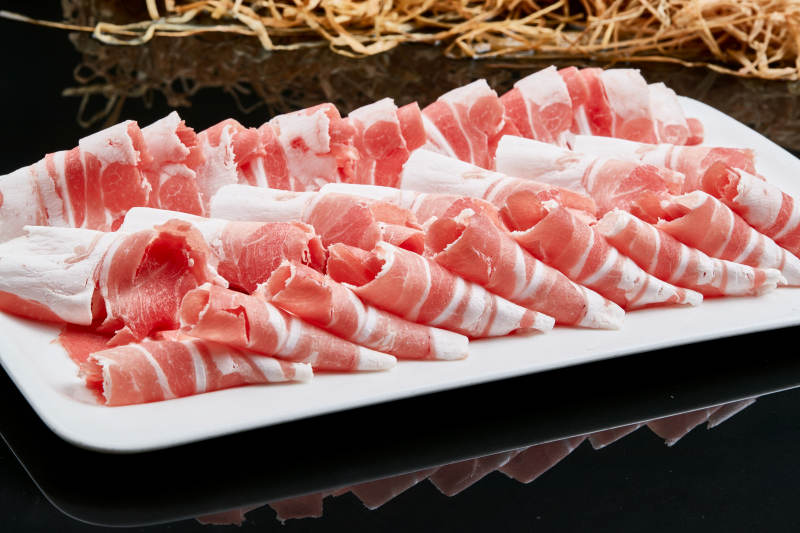 黑色背景上的火锅食材草原羔羊肉图片