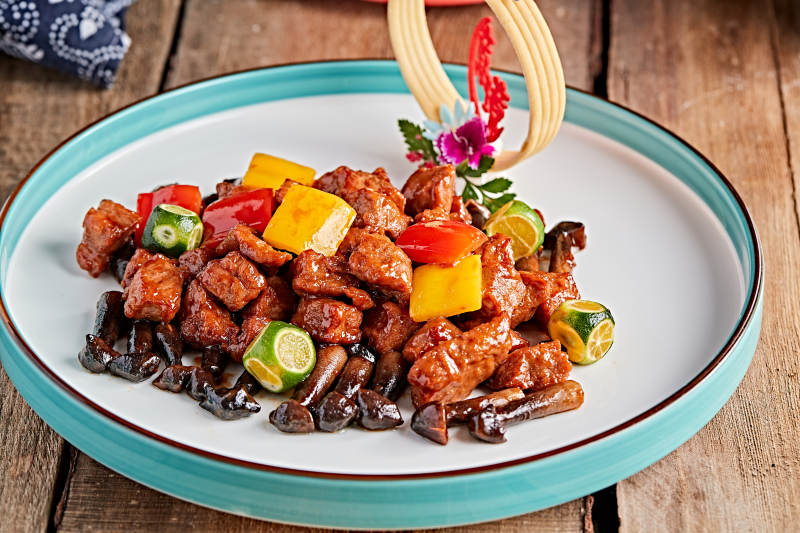 精美瓷餐具装的鸡枞菌彩椒牛仔粒图片