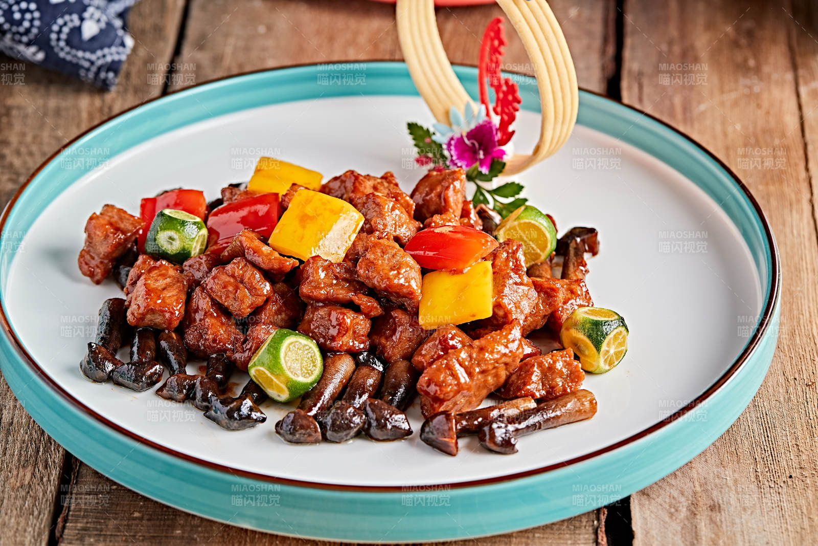 精美瓷餐具装的鸡枞菌彩椒牛仔粒图片