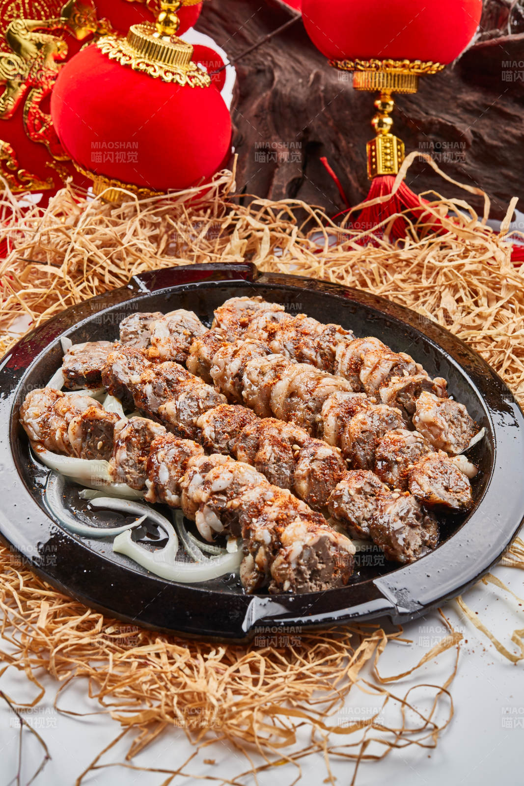 黑色铁盘装的香烤裹油羊肝图片