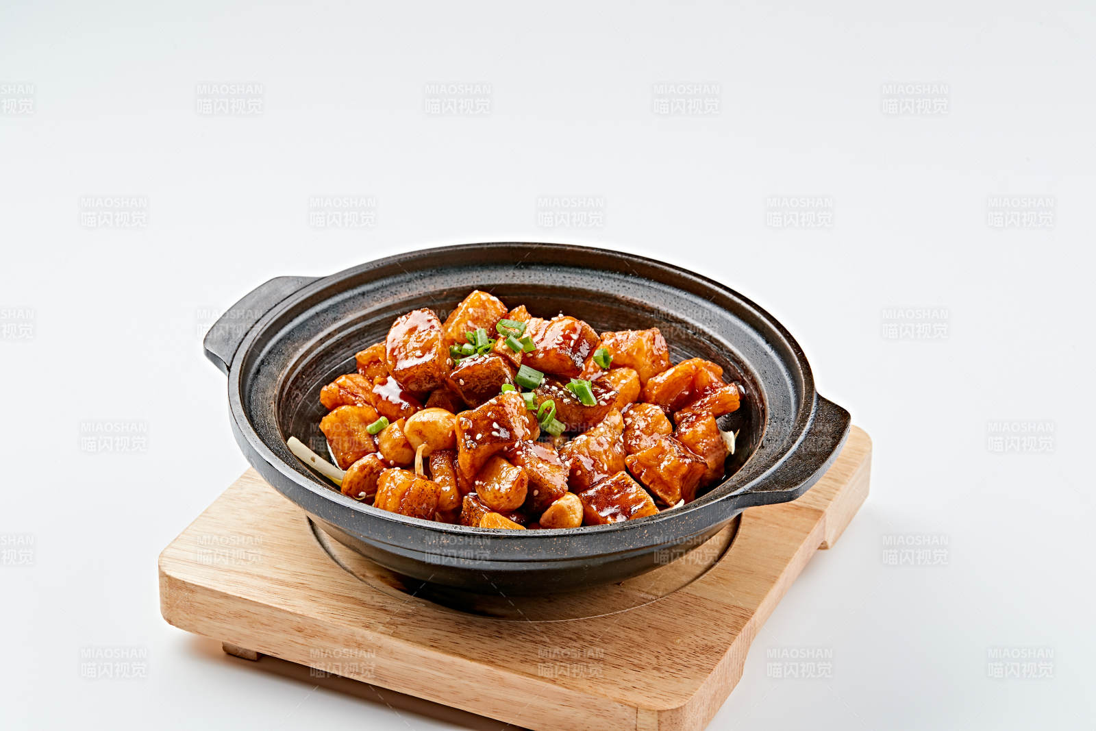 精美餐具装的砂锅煲仔蒜香鳕鱼粒图片