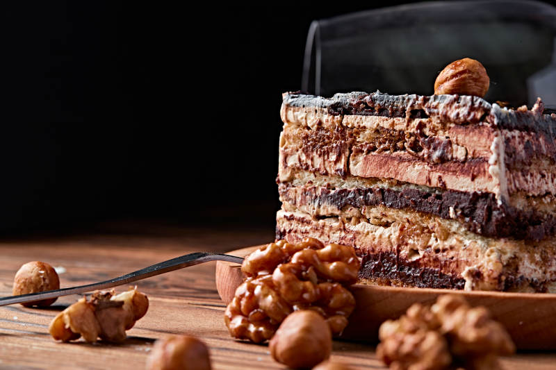 比利黑巧克力鲜奶慕斯杏仁蛋糕图片
