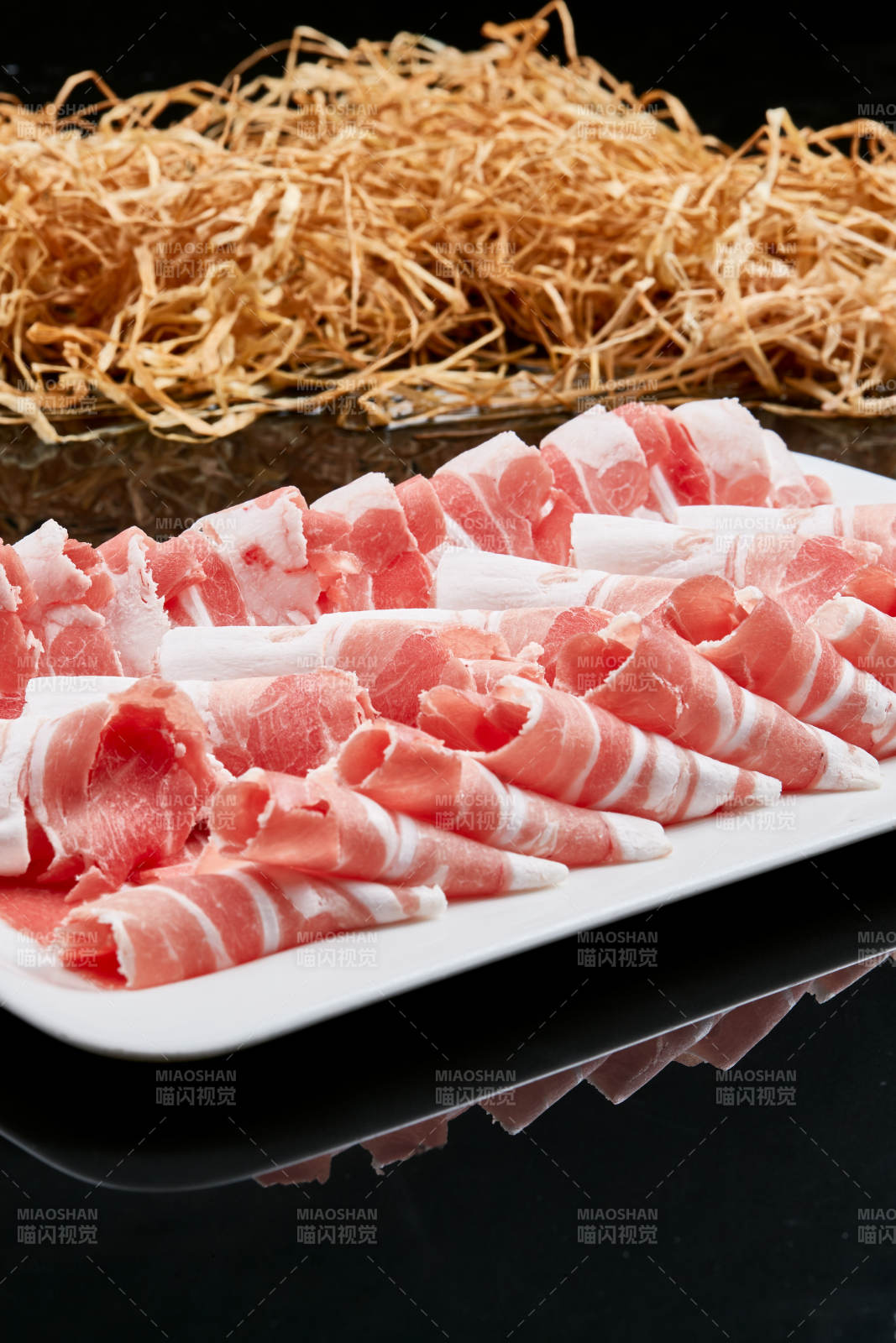 黑色背景上的火锅食材草原羔羊肉图片