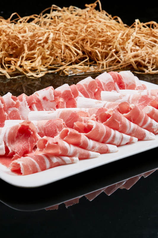 黑色背景上的火锅食材草原羔羊肉图片