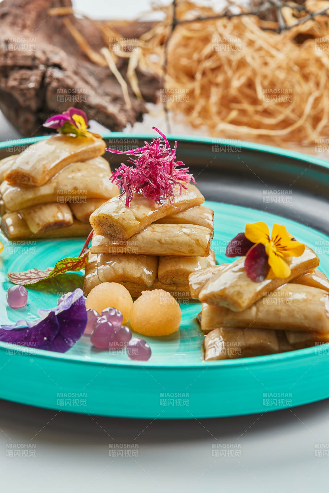 青釉瓷盘装的腌渍玉女瓜图片