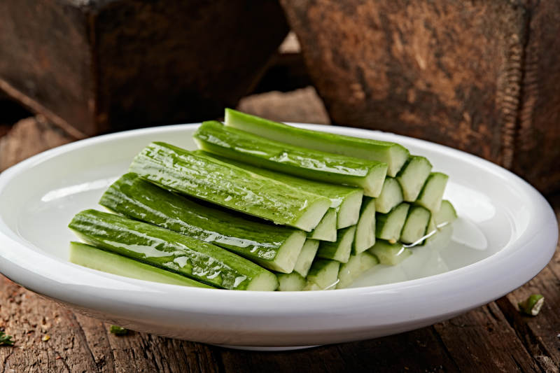 蘸酱小黄瓜图片