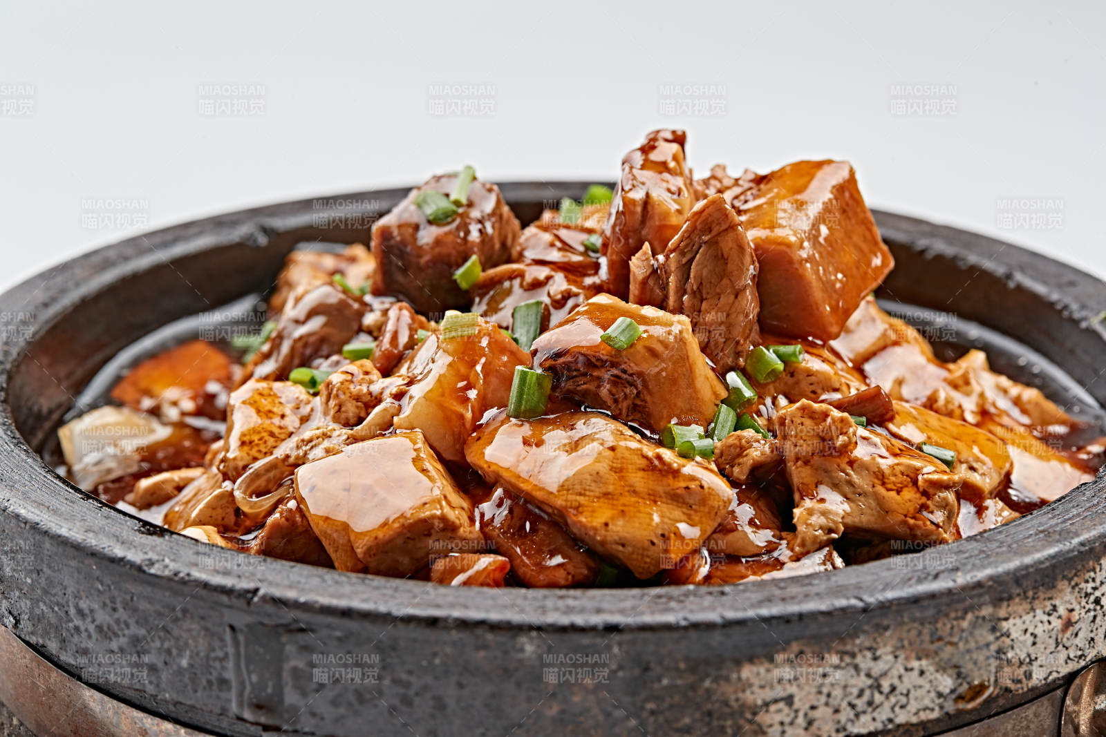 黑色砂锅装的猪楠烧豆腐图片