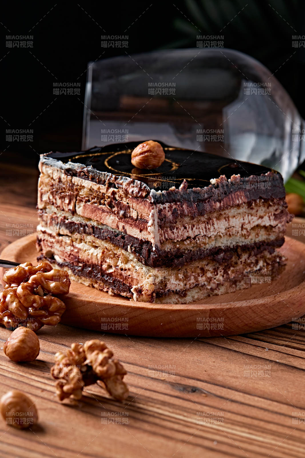 比利黑巧克力鲜奶慕斯杏仁蛋糕图片