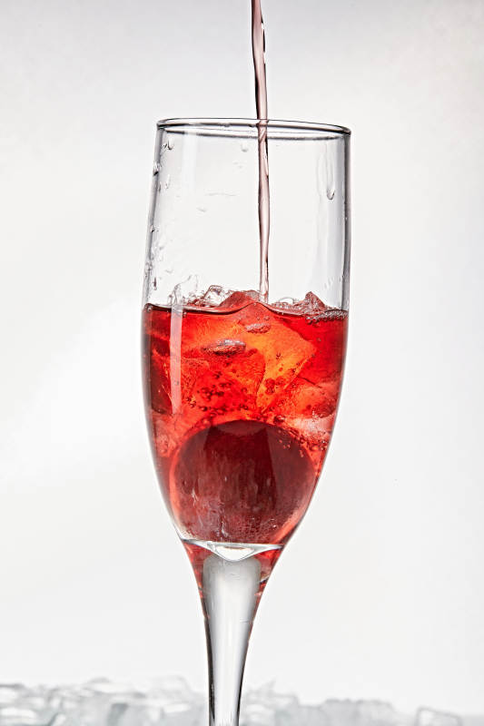 布满冰块的酒杯中的清凉桃子味预调酒图片