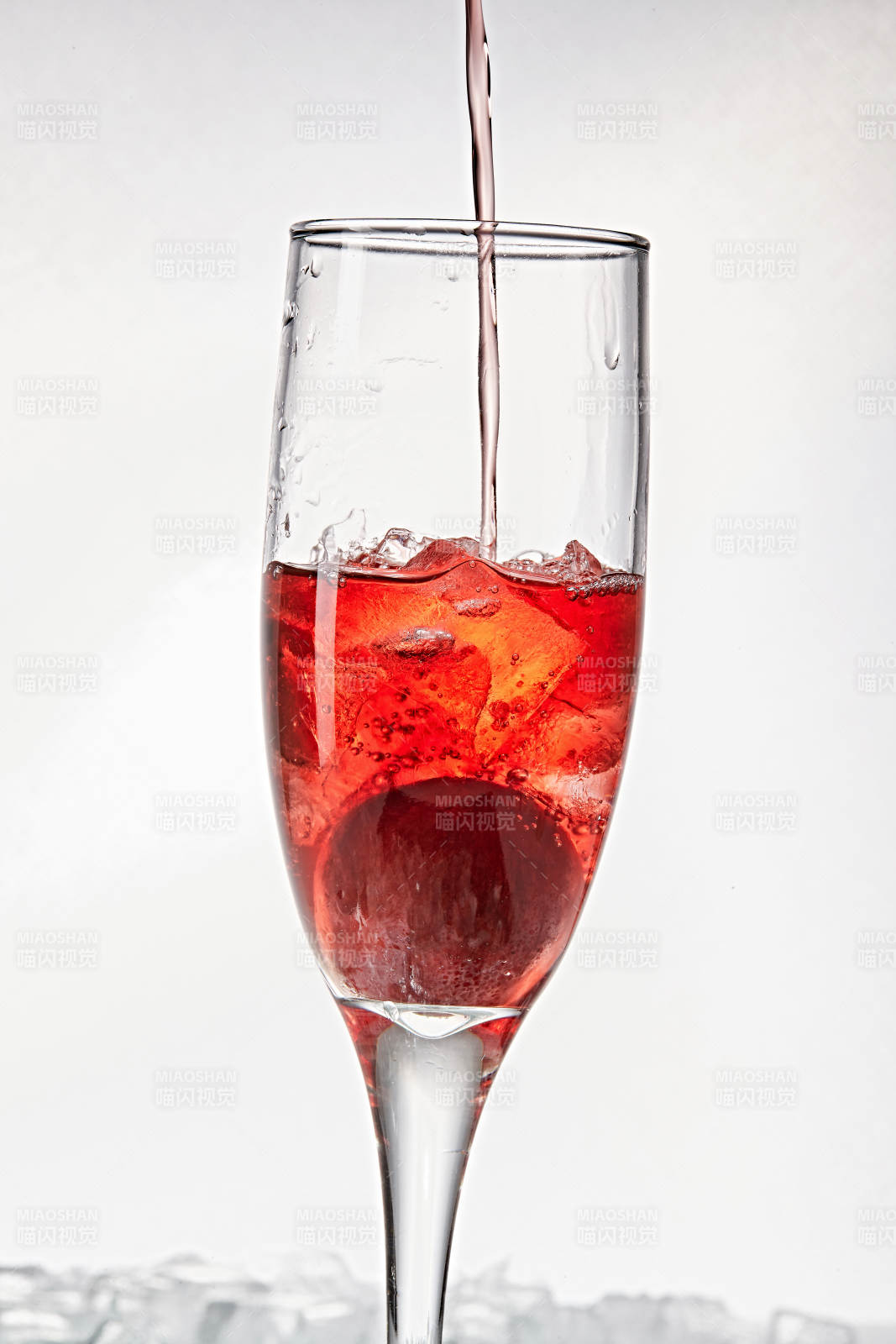 布满冰块的酒杯中的清凉桃子味预调酒图片