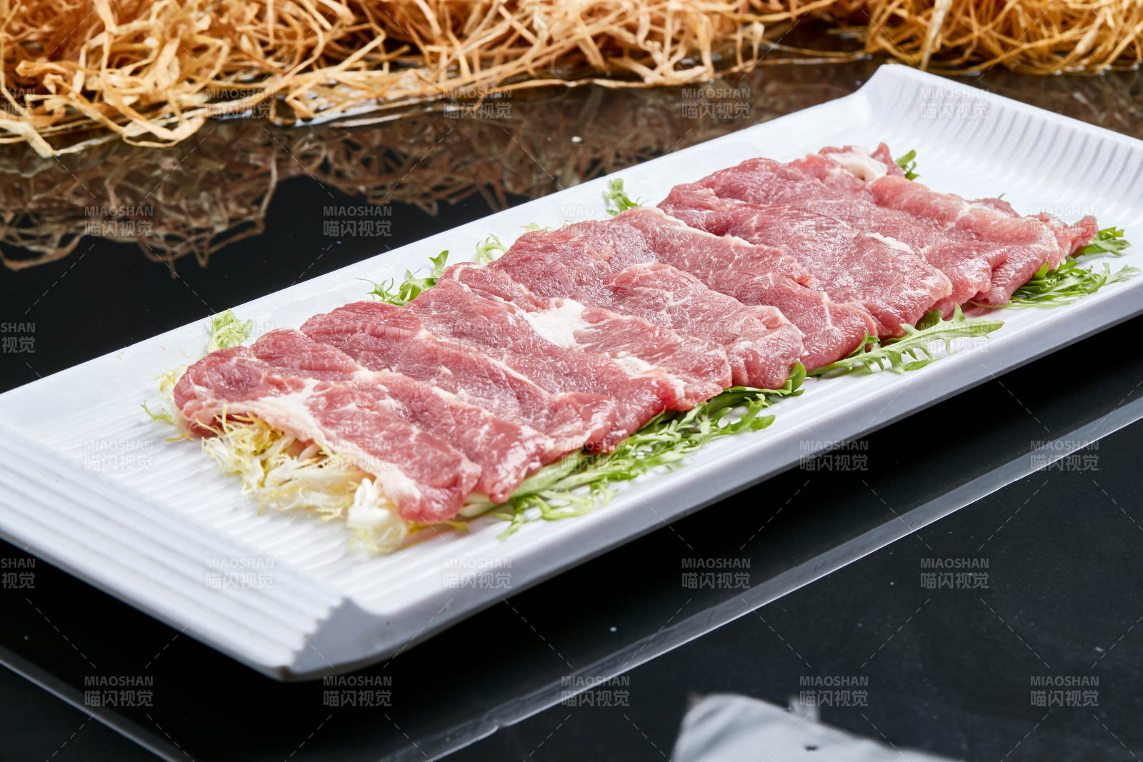 白色瓷盘装的的韩式烤肉食材猪梅肉图片