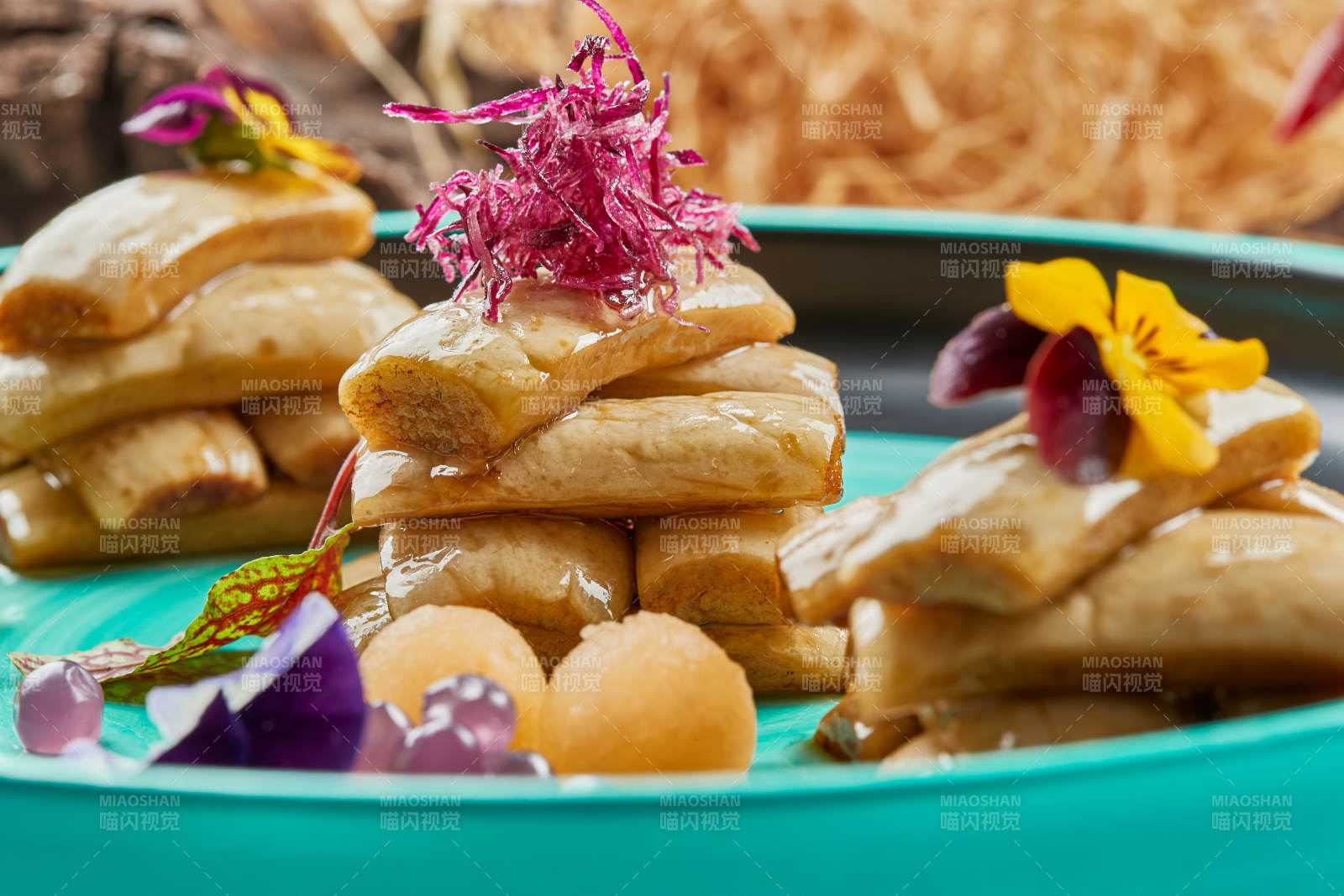 青釉瓷盘装的腌渍玉女瓜图片