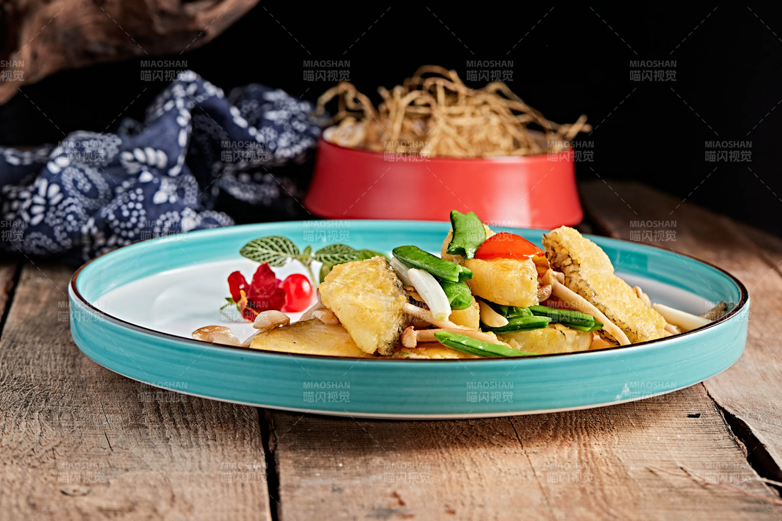 精美瓷餐具装的蜜豆白玉菇小炒银鳕鱼图片