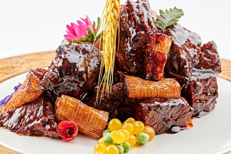 精美餐具装的酱香葱烧牛腱子图片