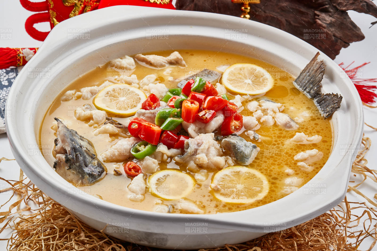 白色砂锅装的酸汤草鱼图片