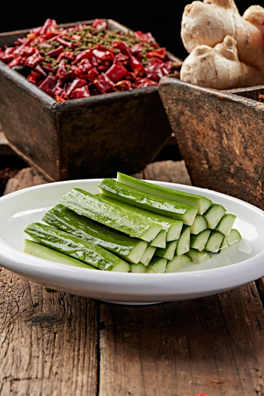 蘸酱小黄瓜图片