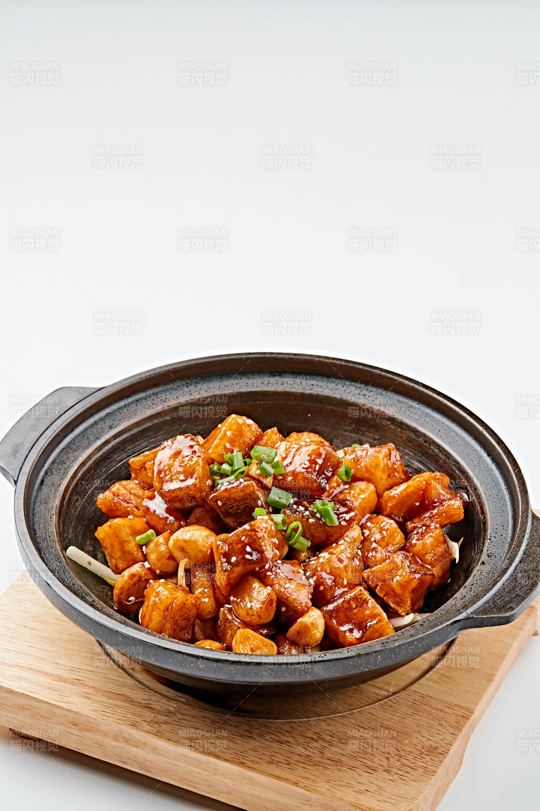 精美餐具装的砂锅煲仔蒜香鳕鱼粒图片