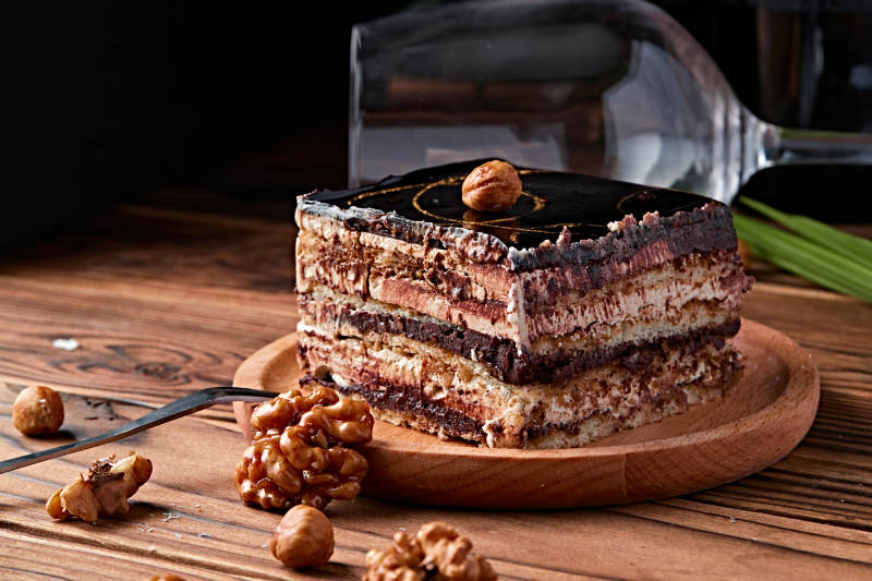 比利黑巧克力鲜奶慕斯杏仁蛋糕图片
