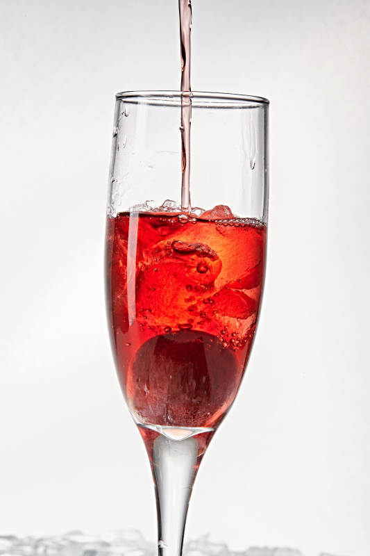 布满冰块的酒杯中的清凉桃子味预调酒图片