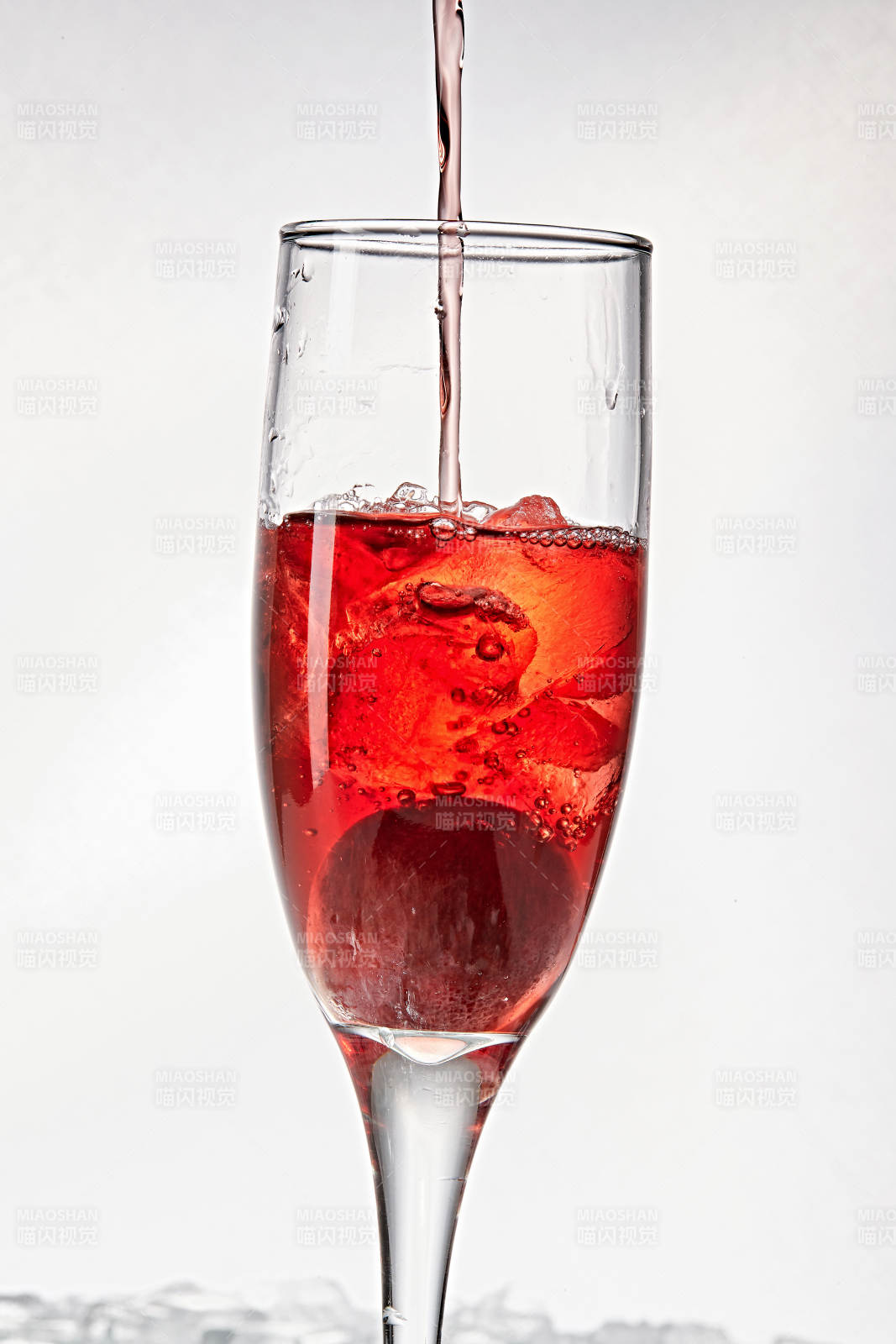 布满冰块的酒杯中的清凉桃子味预调酒图片