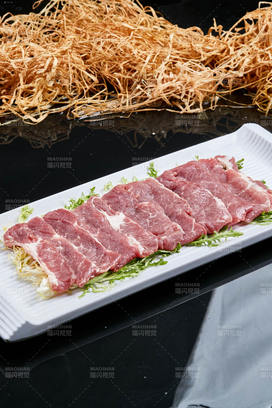 白色瓷盘装的的韩式烤肉食材猪梅肉图片