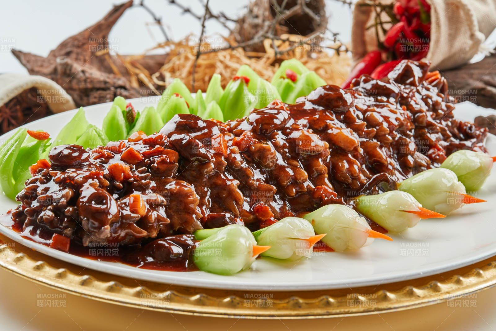 精美餐具装的山珍菌酱寿桃梅花参图片