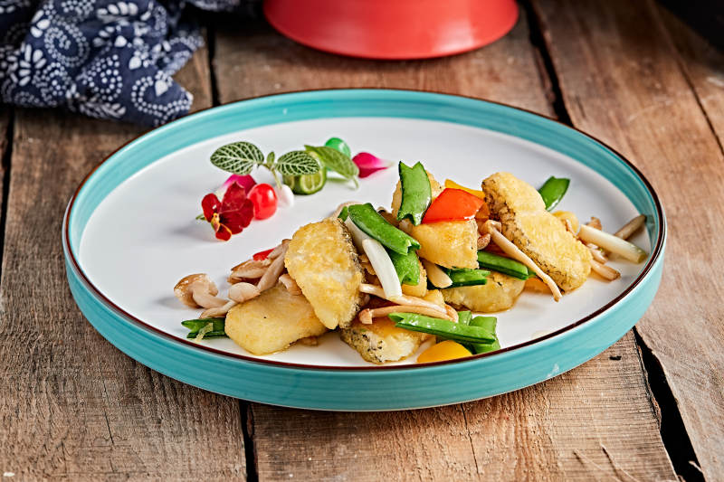 精美瓷餐具装的蜜豆白玉菇小炒银鳕鱼图片