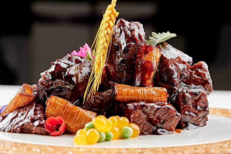 精美餐具装的酱香葱烧牛腱子图片