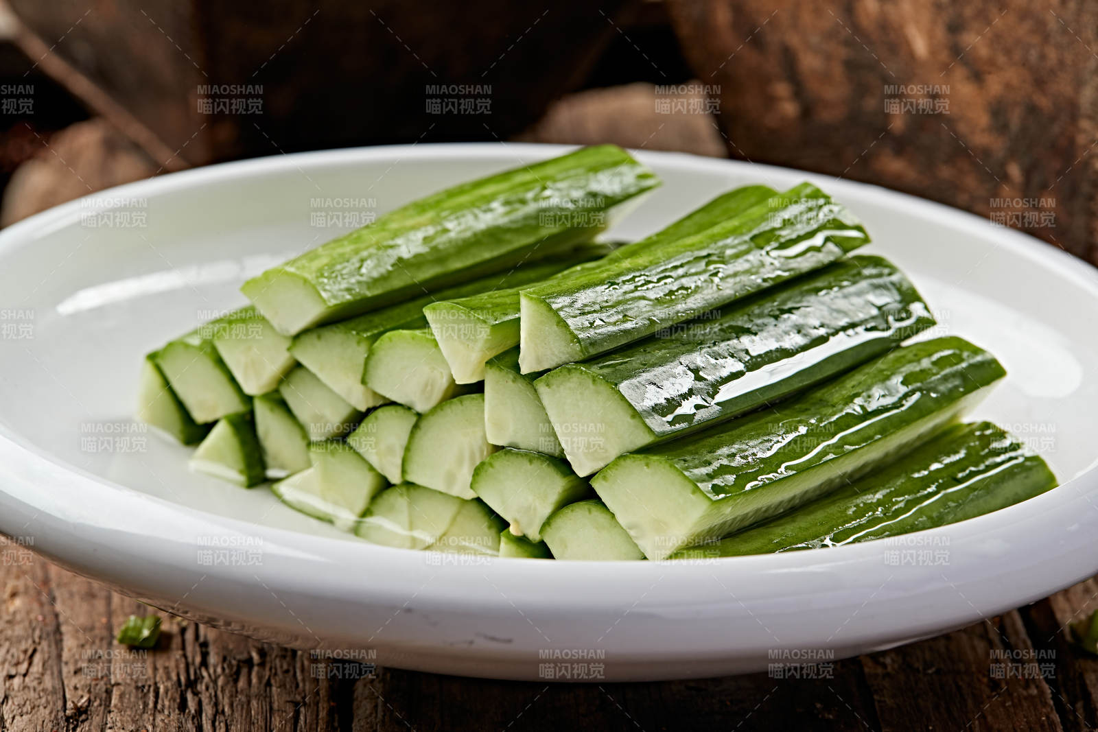 蘸酱小黄瓜图片