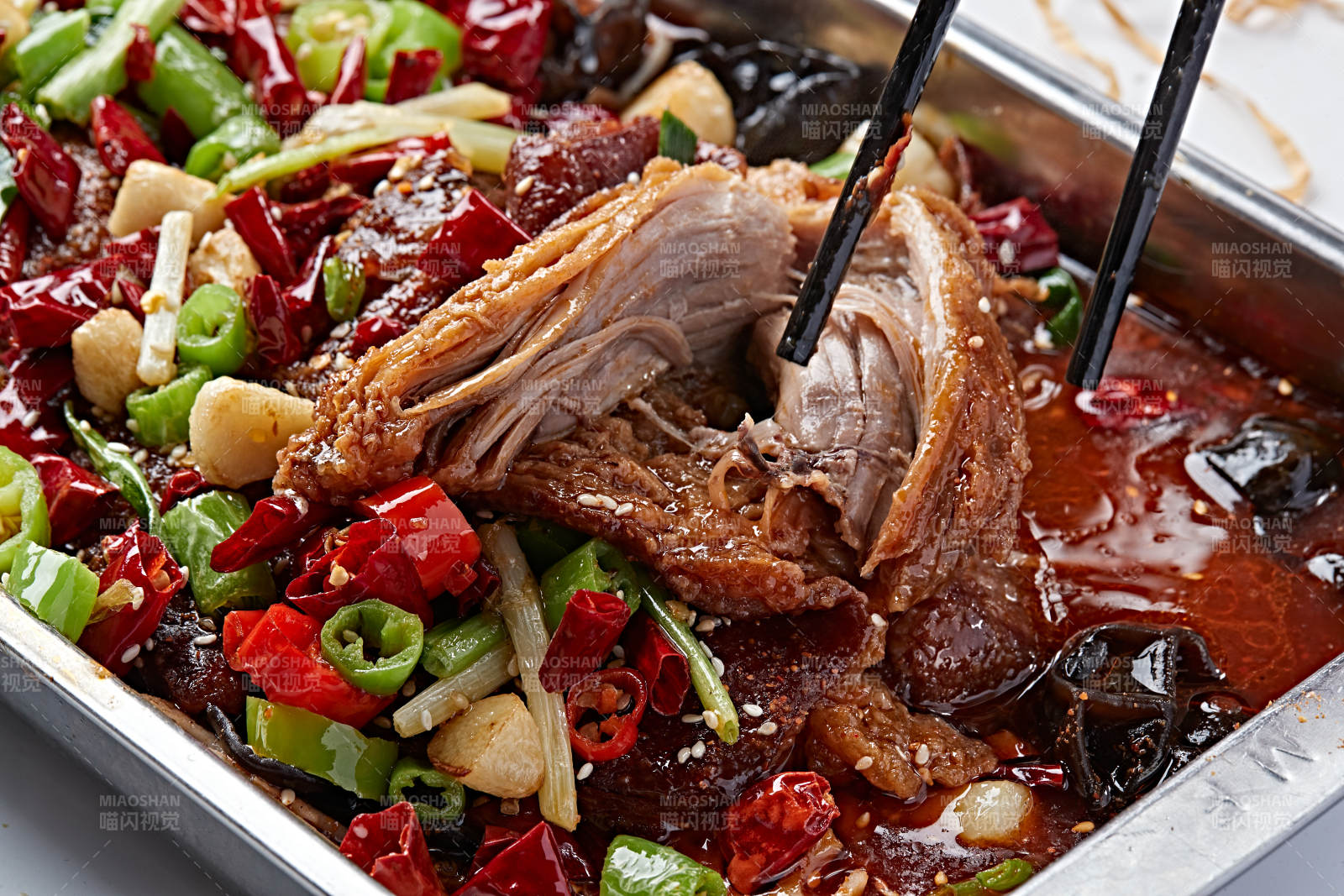 川香麻辣红油烤猪肘图片