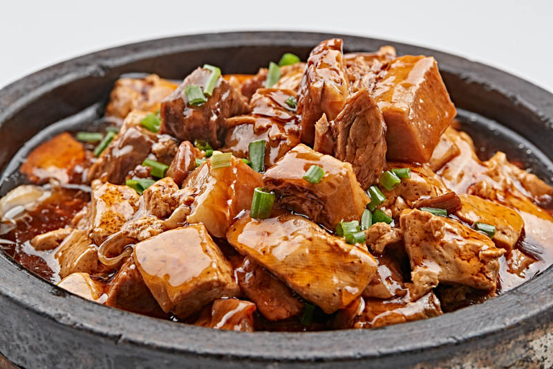黑色砂锅装的猪楠烧豆腐图片