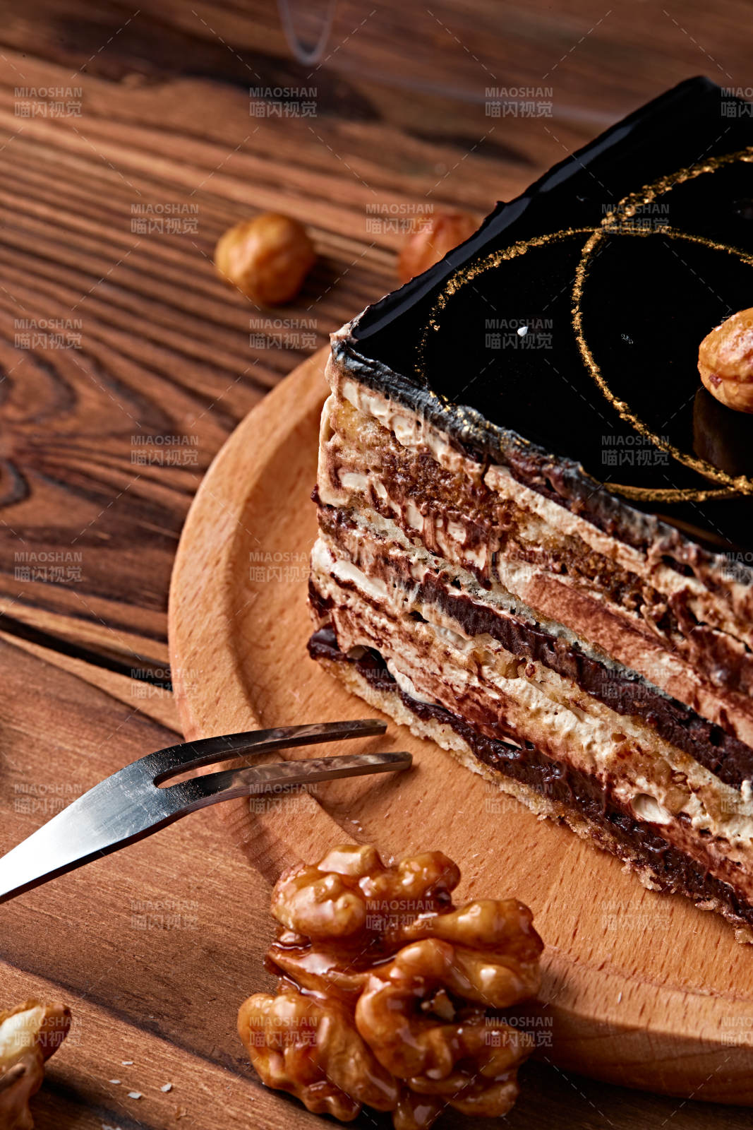 比利黑巧克力鲜奶慕斯杏仁蛋糕图片