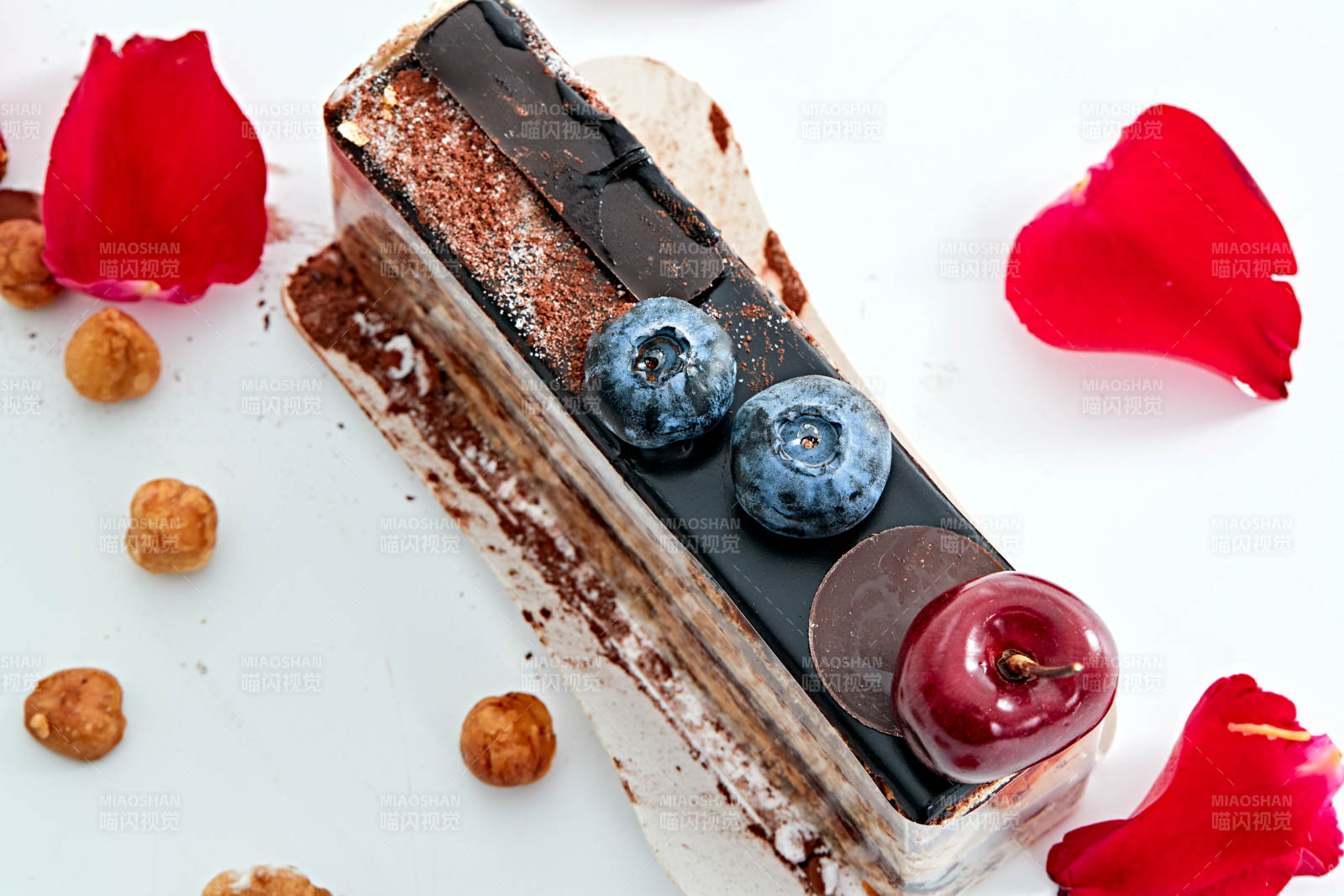 制作精美的法式小甜品蛋糕图片