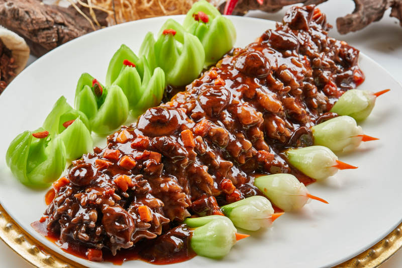 精美餐具装的山珍菌酱寿桃梅花参图片